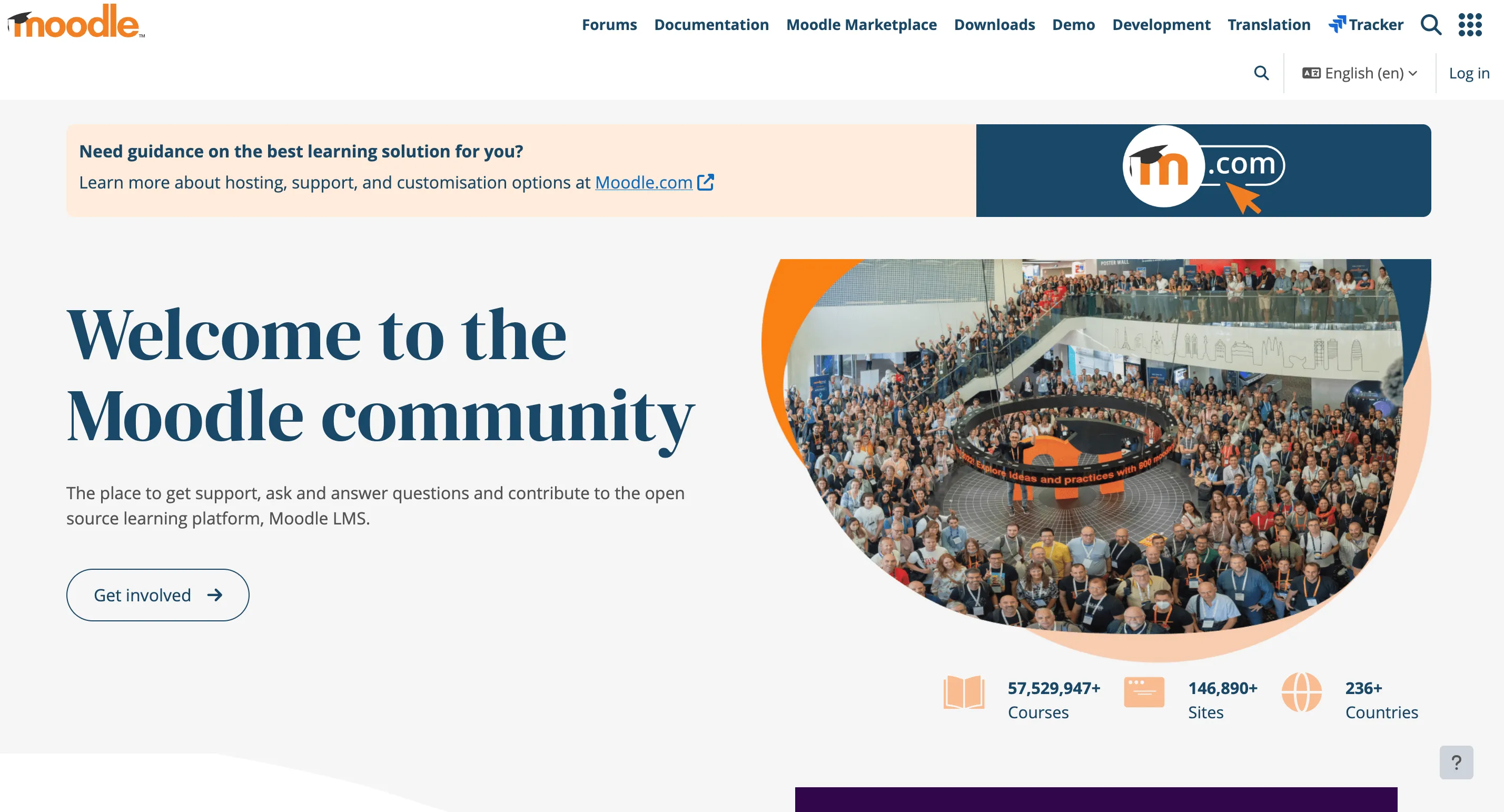 The Moodle community homepage for the open-source learning management system, showing course, site, and country totals
